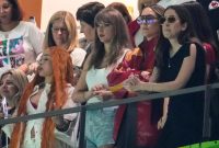 Taylor Swift shakes off boos while watching Travis Kelce at the