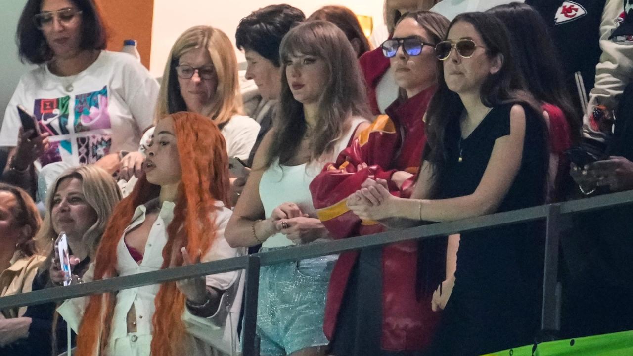 Taylor Swift shakes off boos while watching Travis Kelce at the