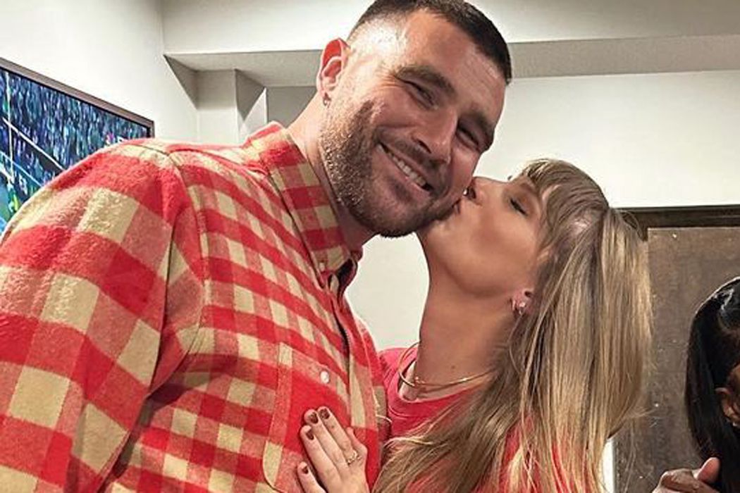 Taylor Swift shakes off boos while watching Travis Kelce at the